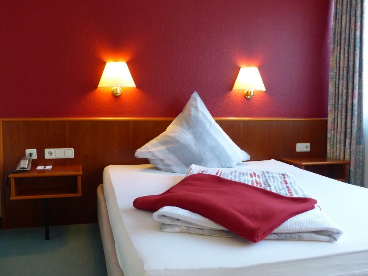 Hotel Am Duesseldorfer Platz Ratingen Exterior photo